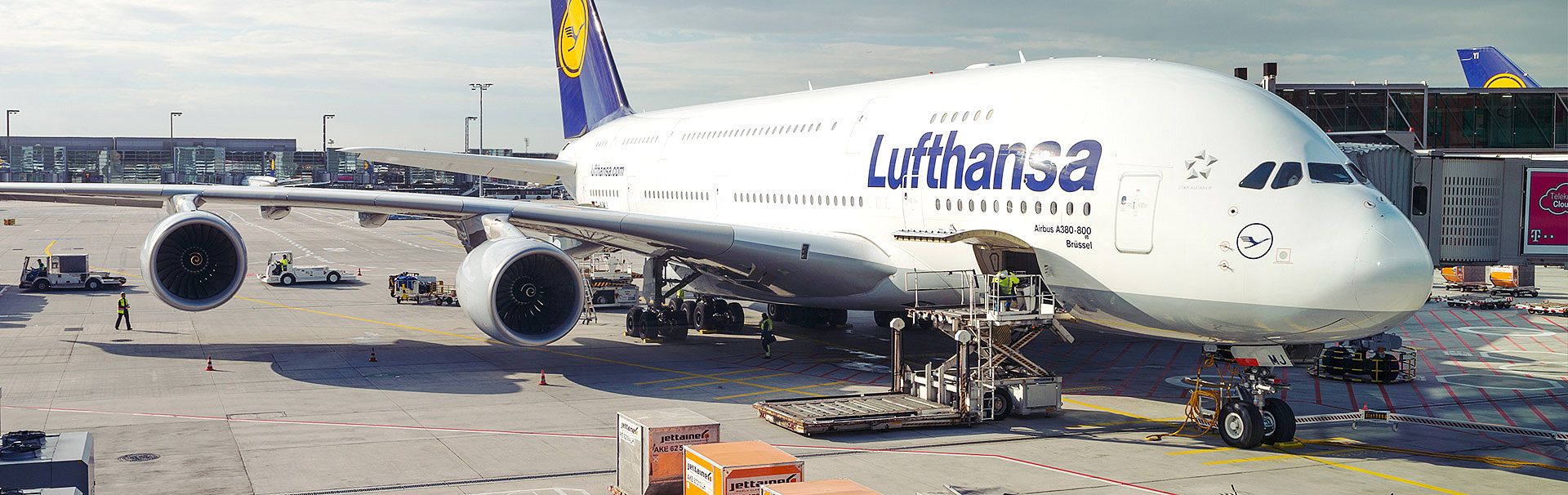 [Translate to Französisch:] Foto von einem Airbus Flugzeug bei der Beladung